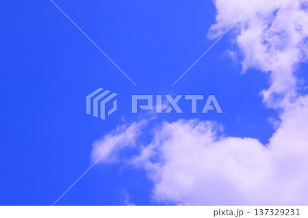 雲のある青空(壁紙素材) 137329231