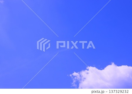 雲のある青空(壁紙素材) 137329232