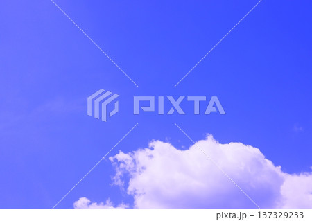 雲のある青空(壁紙素材) 137329233