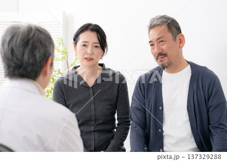更年期障害に悩む男性 診察 対面 更年期障害に悩む男性 診察 対面 137329288