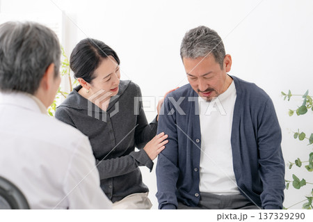 更年期障害に悩む男性 診察 対面 更年期障害に悩む男性 診察 対面 137329290