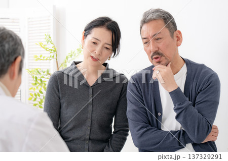 更年期障害に悩む男性　診察　対面 137329291