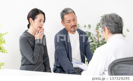 更年期障害に悩む男性 診察 対面 更年期障害に悩む男性 診察 対面 137329295