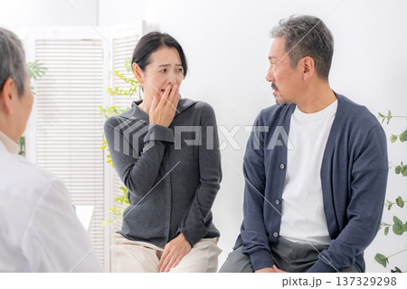 更年期障害に悩む男性 診察 対面 更年期障害に悩む男性 診察 対面 137329298