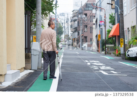 ぶらぶら散歩するシニア男性 ぶらぶら散歩するシニア男性 137329538