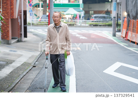 買い物帰りのシニア男性 買い物帰りのシニア男性 137329541