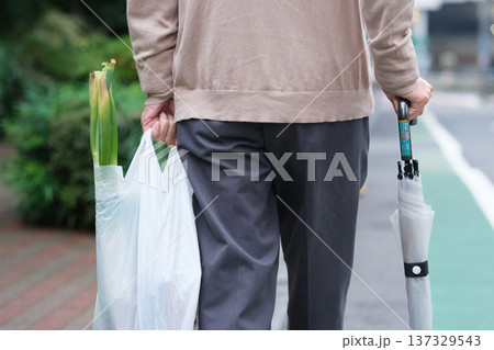 買い物帰りのシニア男性　手元 137329543