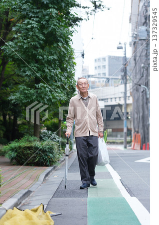 買い物帰りのシニア男性 買い物帰りのシニア男性 137329545