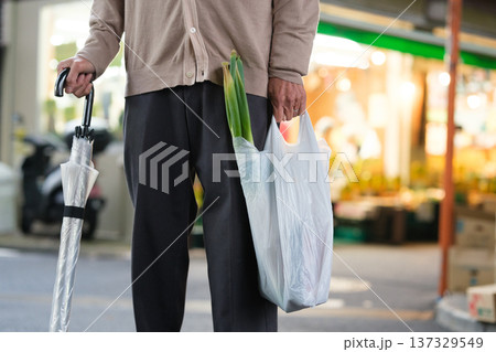 買い物帰りのシニア男性 手元 買い物帰りのシニア男性 手元 137329549
