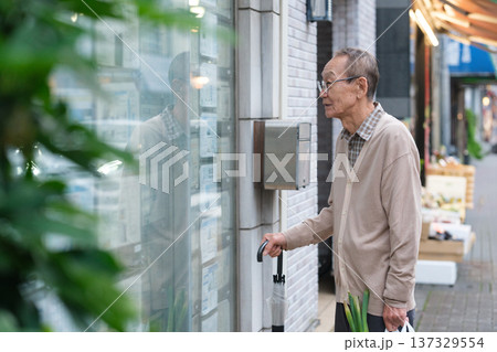 不動産で物件を探すシニア男性 137329554