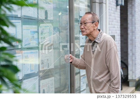 不動産で物件を探すシニア男性 137329555