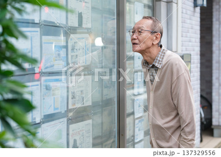 不動産で物件を探すシニア男性 137329556