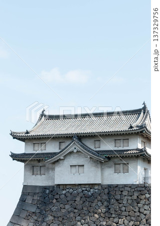 大阪城の金蔵と青空 日本の歴史的建造物 大阪城の金蔵と青空 日本の歴史的建造物 137329756