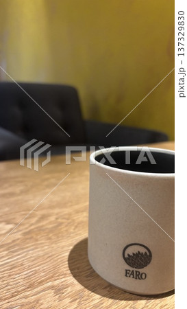カフェでコーヒーが映ってる写真 カフェでコーヒーが映ってる写真 137329830