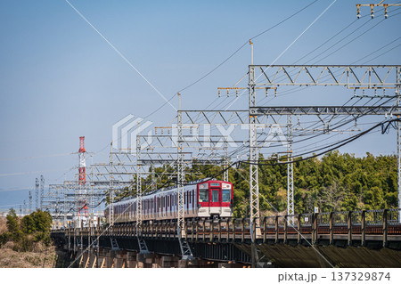 木津川の鉄橋を渡る近鉄電車 京都府京田辺市 木津川の鉄橋を渡る近鉄電車 京都府京田辺市 137329874