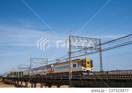 木津川の鉄橋を渡る特急電車 京都府京田辺市 木津川の鉄橋を渡る特急電車 京都府京田辺市 137329877