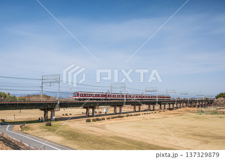木津川の鉄橋を渡る近鉄電車　京都府京田辺市 137329879