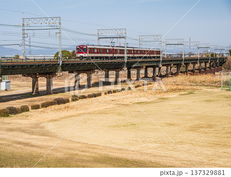 木津川の鉄橋を渡る近鉄電車　京都府京田辺市 137329881