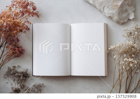 大理石の上の開いた本とドライフラワーのフラットレイ　コピースペース 137329908