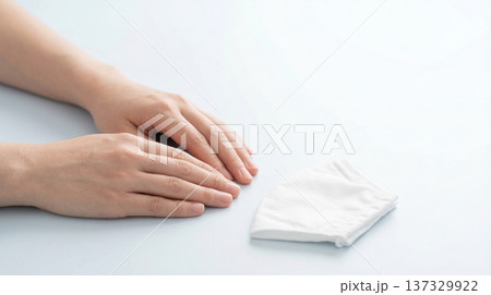 マスクと手の衛生イメージ 137329922