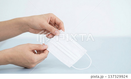 マスクと手の衛生イメージ 137329924