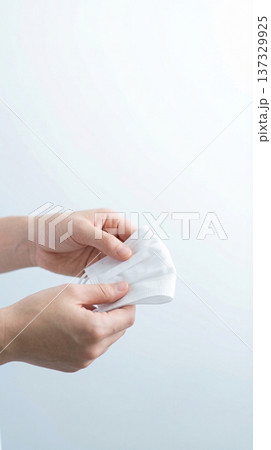 マスクと手の衛生イメージ 137329925