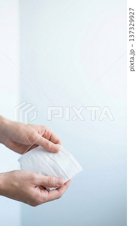 マスクと手の衛生イメージ 137329927