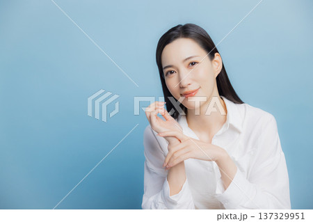 白いシャツの女性 137329951