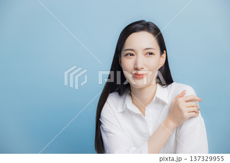 白いシャツの女性 白いシャツの女性 137329955