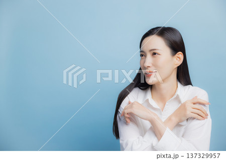 白いシャツの女性 白いシャツの女性 137329957