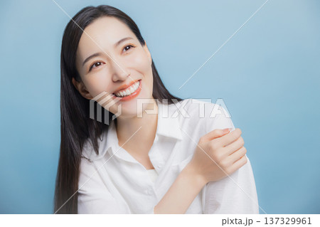 白いシャツの女性 137329961