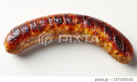 白い表面に置かれたこんがりと焼かれた一本のジューシーなグリルソーセージ 137330192