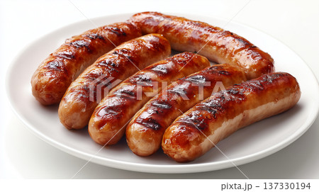 白い皿の上に美しく盛り付けられたこんがりと焼き色のついた複数のグリルソーセージ 137330194