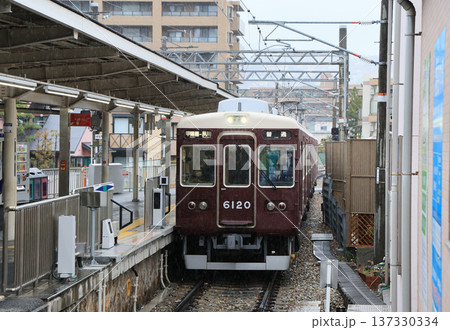 夙川駅に到着する甲陽線の6000系電車 夙川駅に到着する甲陽線の6000系電車 137330334