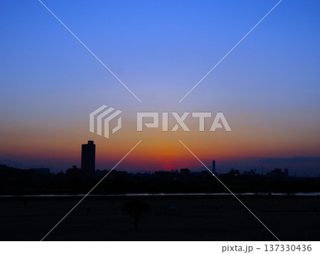 荒川堤から見る美しい夕焼け空 荒川堤から見る美しい夕焼け空 137330436