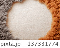 ふわふわのファー素材フレーム背景　冬の温もりコピースペース 137331774