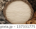 ウールと麻ロープの円形フレーム背景　ハンドメイド・冬の素材 137331775