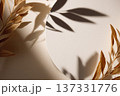 植物の影が落ちるミニマルな背景素材　円形コピースペース 137331776
