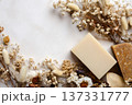 ボタニカル石鹸とドライフラワーの背景素材　オーガニックなコピースペース 137331777