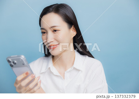 白いシャツの女性 白いシャツの女性 137332379