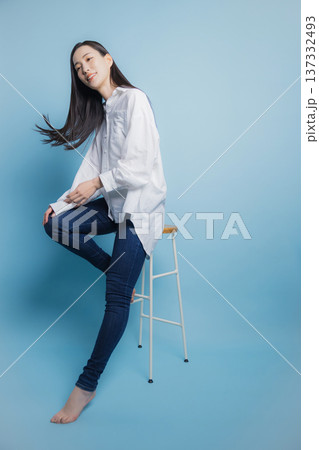 白いシャツの女性 137332493