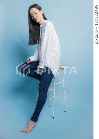 白いシャツの女性 137332495