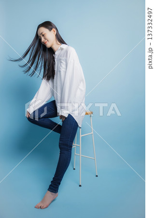 白いシャツの女性 137332497