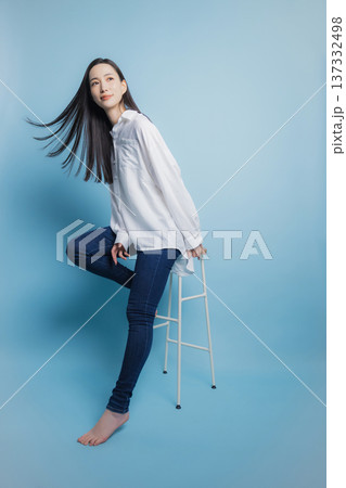 白いシャツの女性 137332498