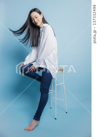 白いシャツの女性 137332499