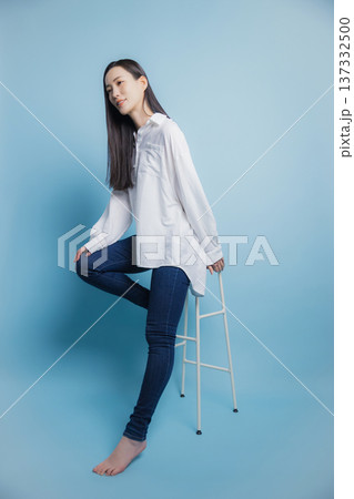 白いシャツの女性 137332500