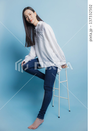 白いシャツの女性 137332502
