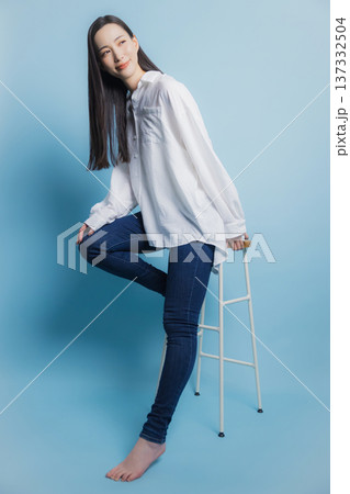 白いシャツの女性 137332504