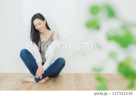 白いシャツの女性 137332530