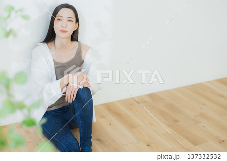 白いシャツの女性 白いシャツの女性 137332532